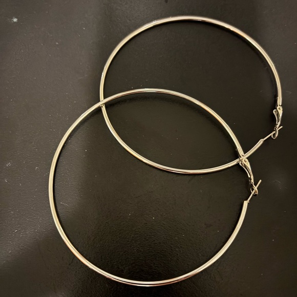 Jewelry - ❤️BRAND NEW extra large Elegant Silver Hoop Earrings